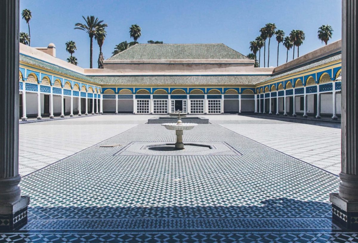 Wunderschön Für die perfekte Mischung der Architektur in Marrakesch fehlen dann nur noch die prunkvollen Paläste. Den Königspalast konnte man logischerweise nicht besichtigen, es gibt jedoch genügend andere beindruckende Bauten. Beispielsweise die Gebetsschule Ben Youssef mit ihrer detailreichen und filigranen Architektur.