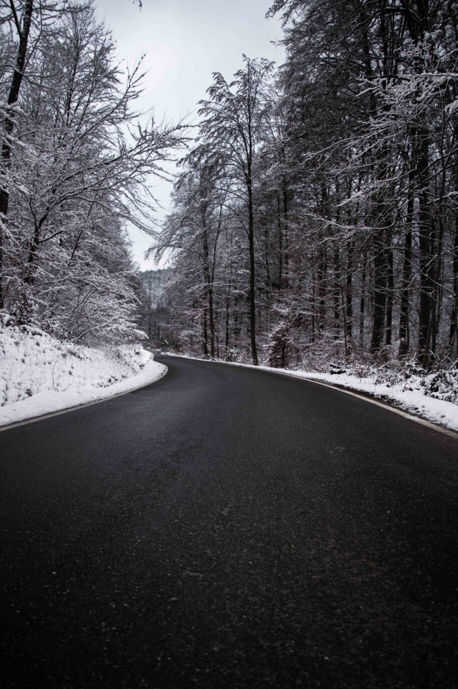 Traumhafte Winterstraßen auf dem Weg zum Schloss Lichtenstein