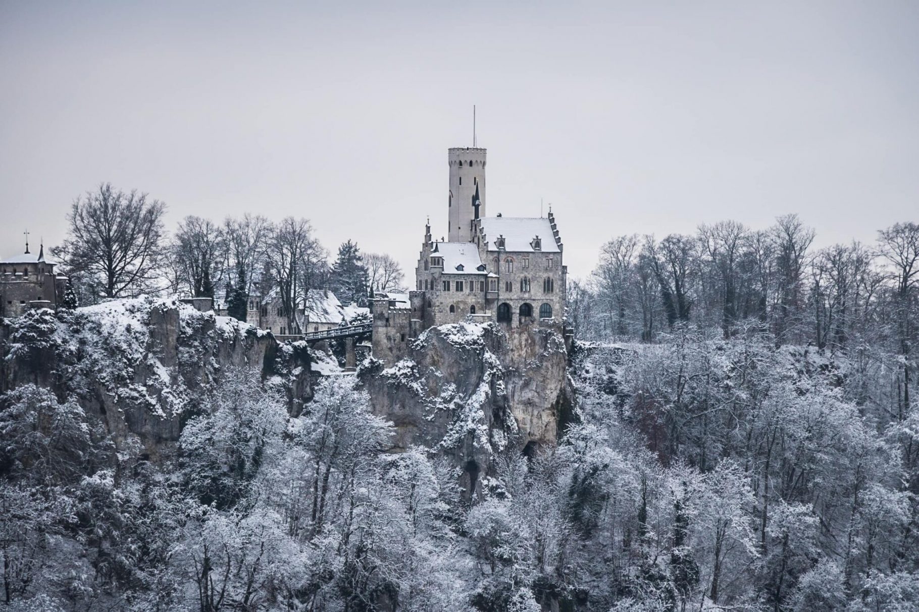 Traumhafte Winterstimmung am Schloss Lichtenstein, Aussicht vom Traifelberg nach kurzem Schloss Lichtenstein Wandern