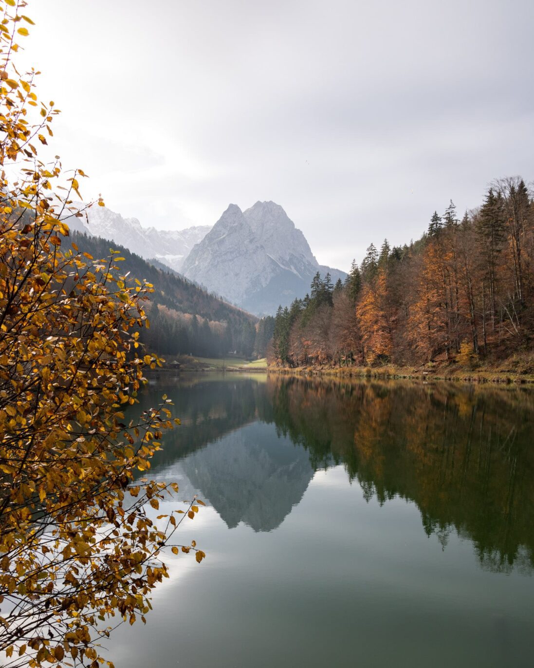 Traumhafte Herbststimmung am Riessersee in Garmisch-Patenkirchen