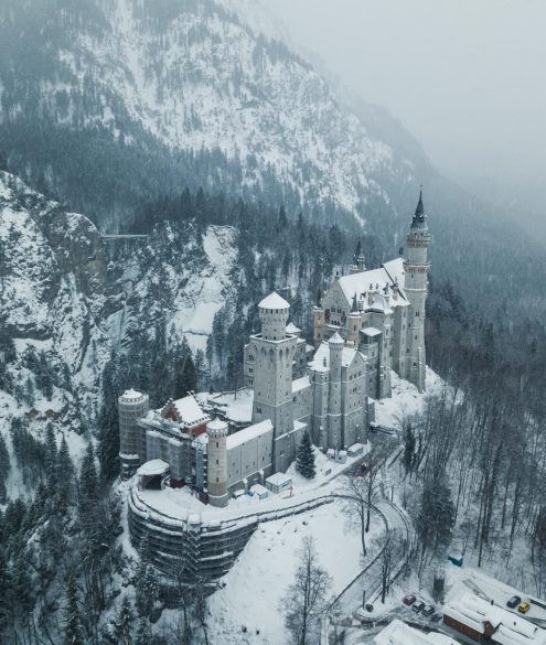 Der Fotospot Schloss Neuschwanstein in Bayern, aufgenommen im Winter mit der Drohne