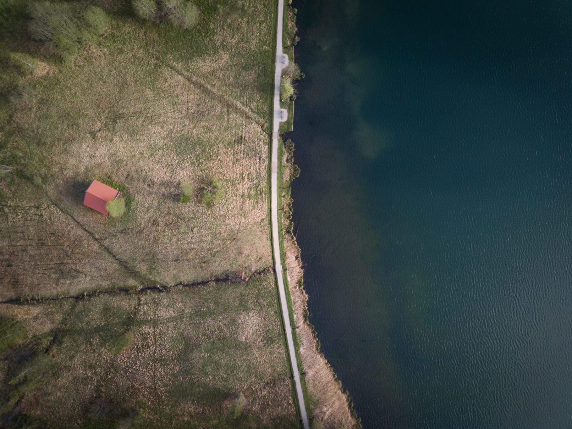 Der Barmsee bei Krün und seine Fotospots - Hier im Bild die Hütte im nordöstlichen Teil des Sees