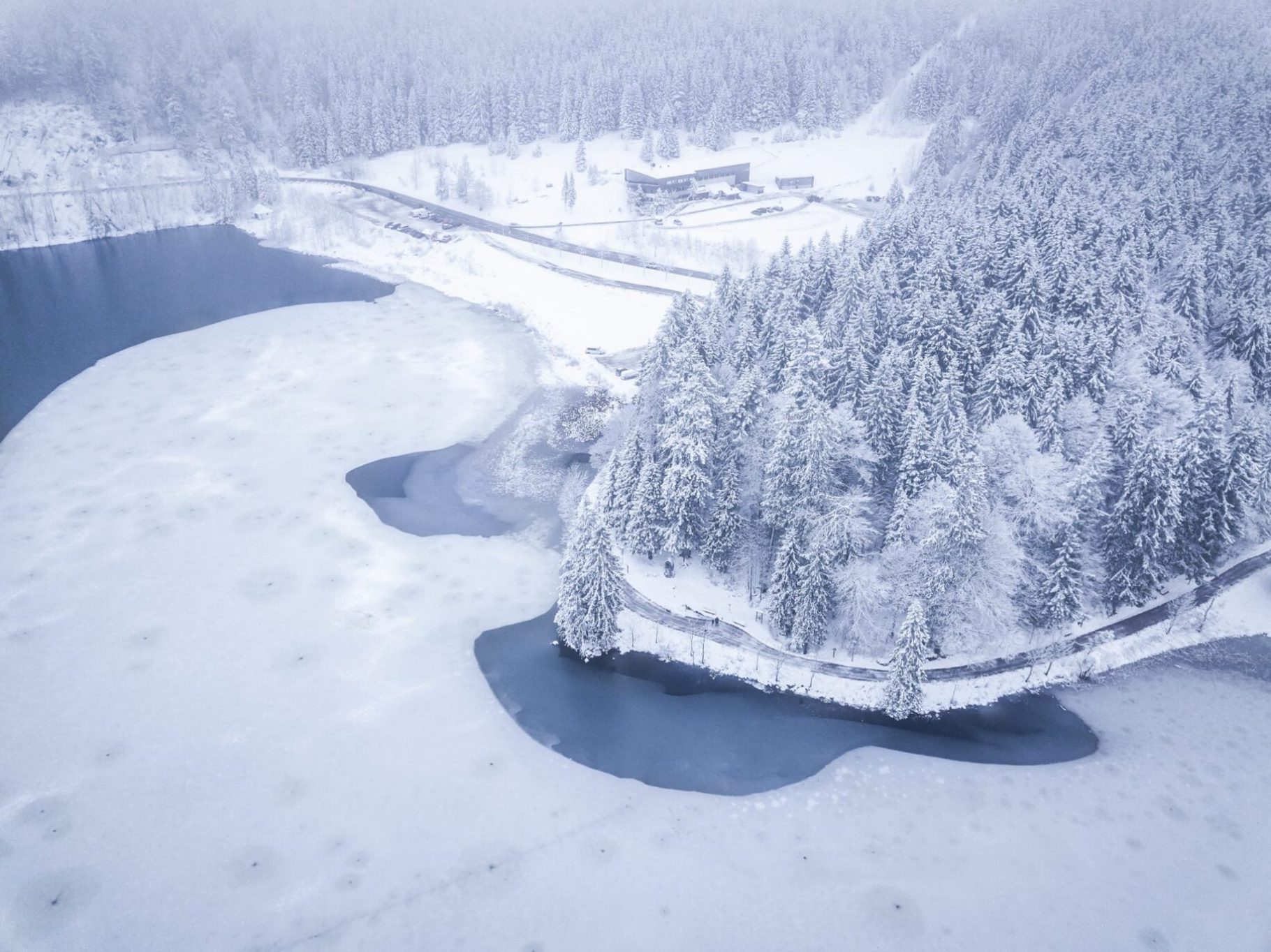 Der Spitzingsee im Winter mit der Drohne fotografiert