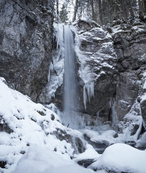 Der Sibli Wasserfall im Winter in der Nähe des Tegernsee