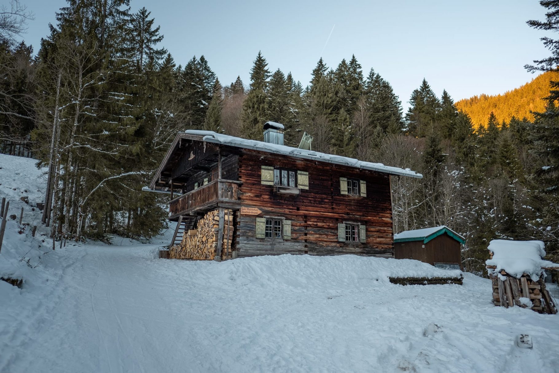 Die Sibli Winterhütte auf dem Weg zum Sibli Wasserfall in Bayern
