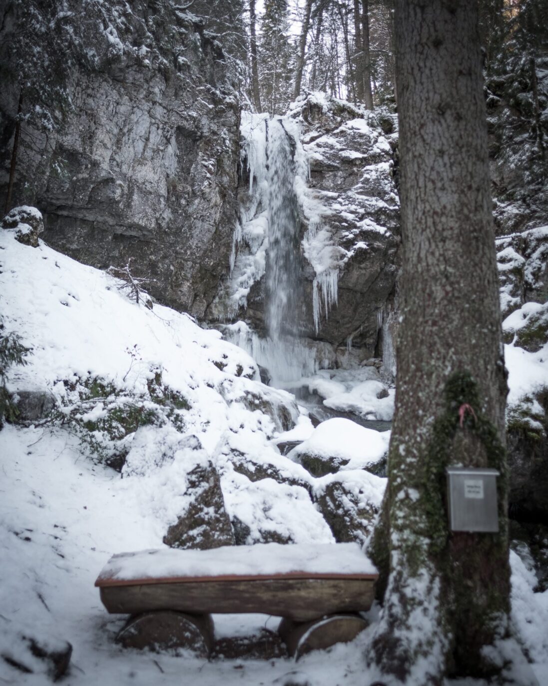 Der Sibli Wasserfall im Winter | BinMalKuerzWeg