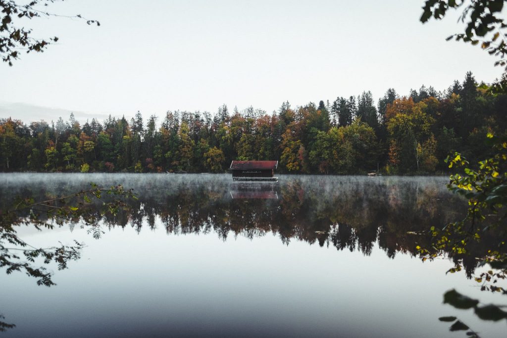 Herbstlicher Rahmen – Die Fischerhütte am Hackensee im Herst