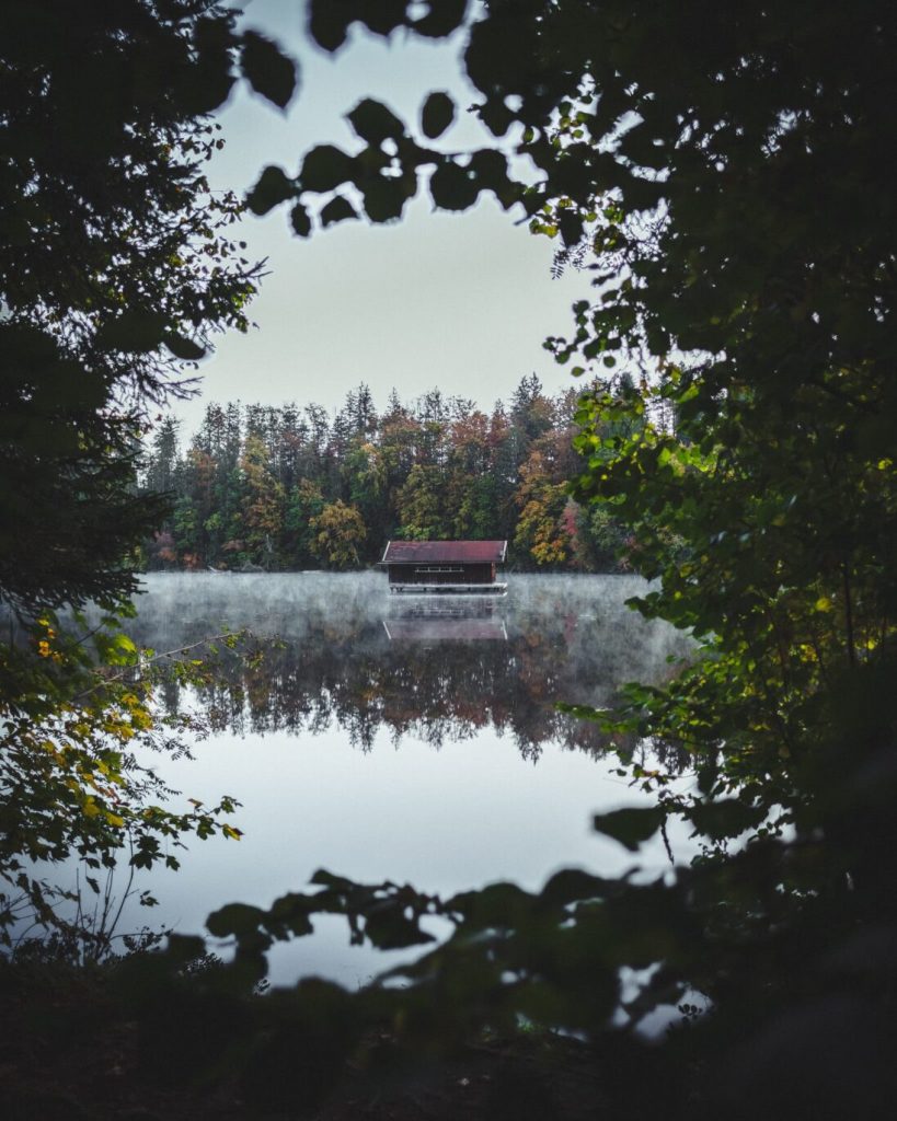 Herbstlicher Rahmen – Die Fischerhütte am Hackensee im Herst