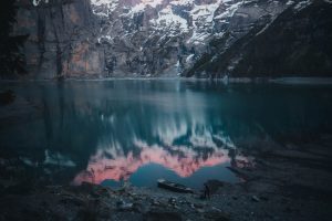 Sonnenuntergang am Oeschinensee – Fotospots in der Schweiz