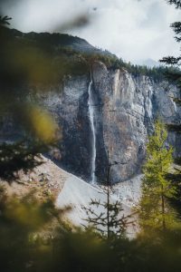 Ein Wasserfall als Fotospot auf der Wanderung zum Oeschinensee
