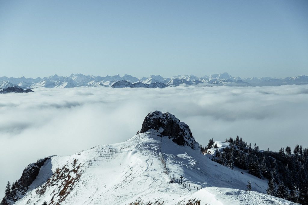 Der Blick vom Rotwandkopf auf den Kirchstein im Winter über den Wolken