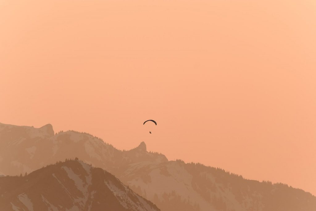 Paraglider gestartet vom Wallberg im Sonnenuntergang