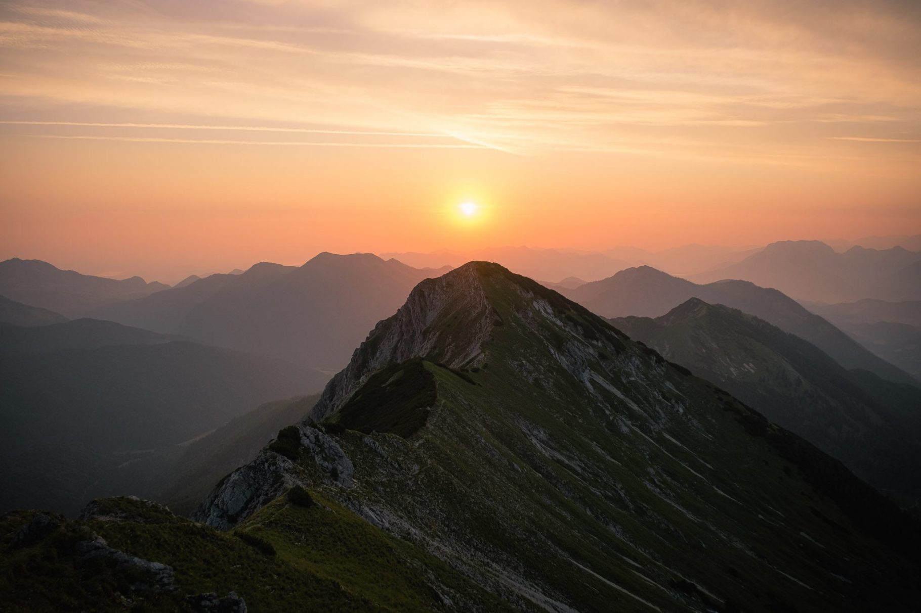 Sonnenaufgangswanderungen in Bayern Um einen Sonnenaufgang auf dem Berg zu erleben gibt es einiges zu beachten und auch die Anstrengung ist nicht zu vernachlässigen. Was man dafür jedoch bekommt ist einfach nur wunderschön!