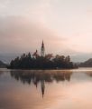 Toller Sonnenaufgang mit Blick auf die Kirche am Bleder See