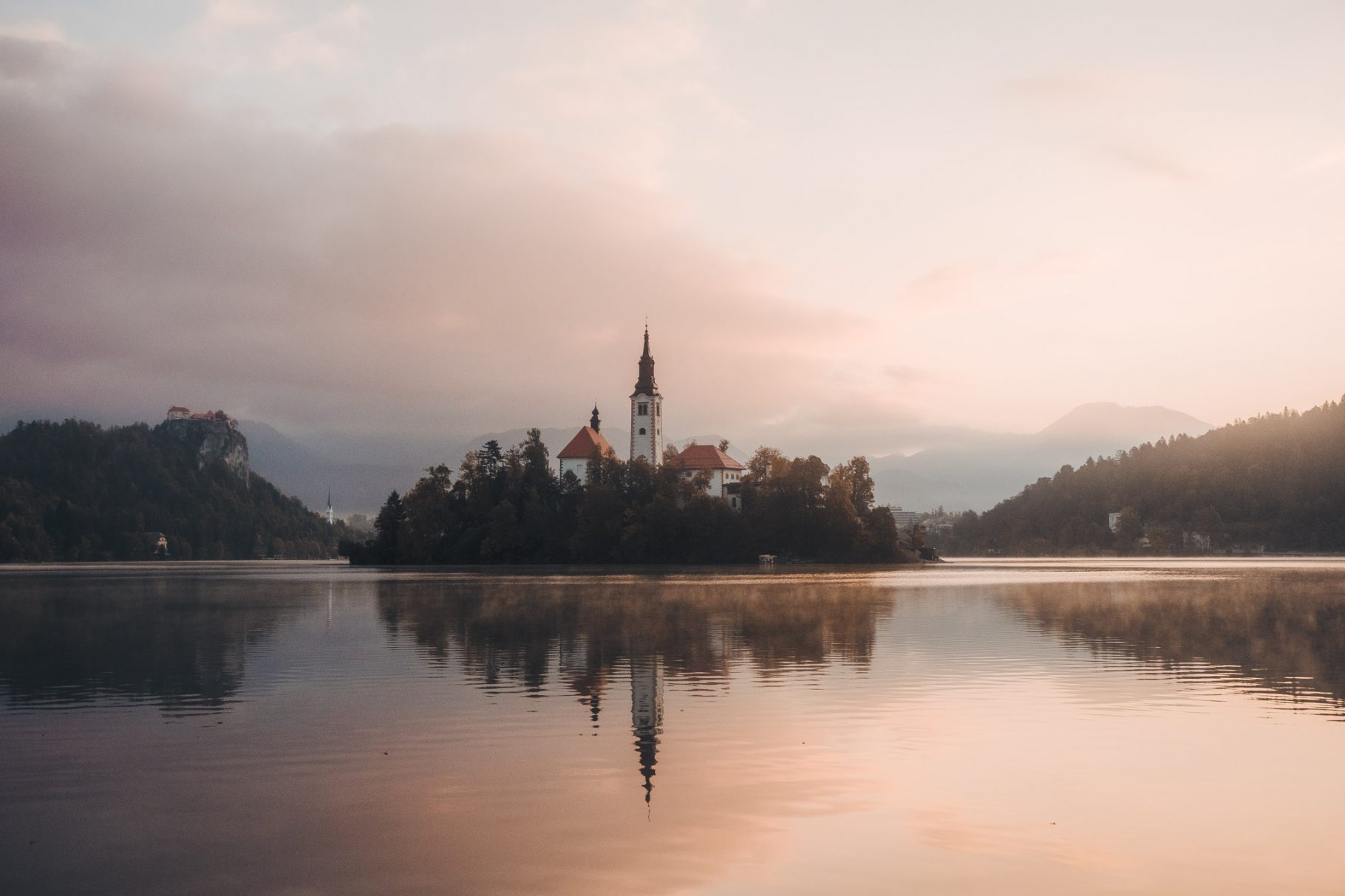 Toller Sonnenaufgang am Bleder See in Slowenien