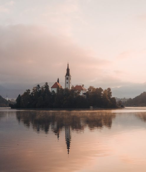 Toller Sonnenaufgang mit Blick auf die Kirche am Bleder See