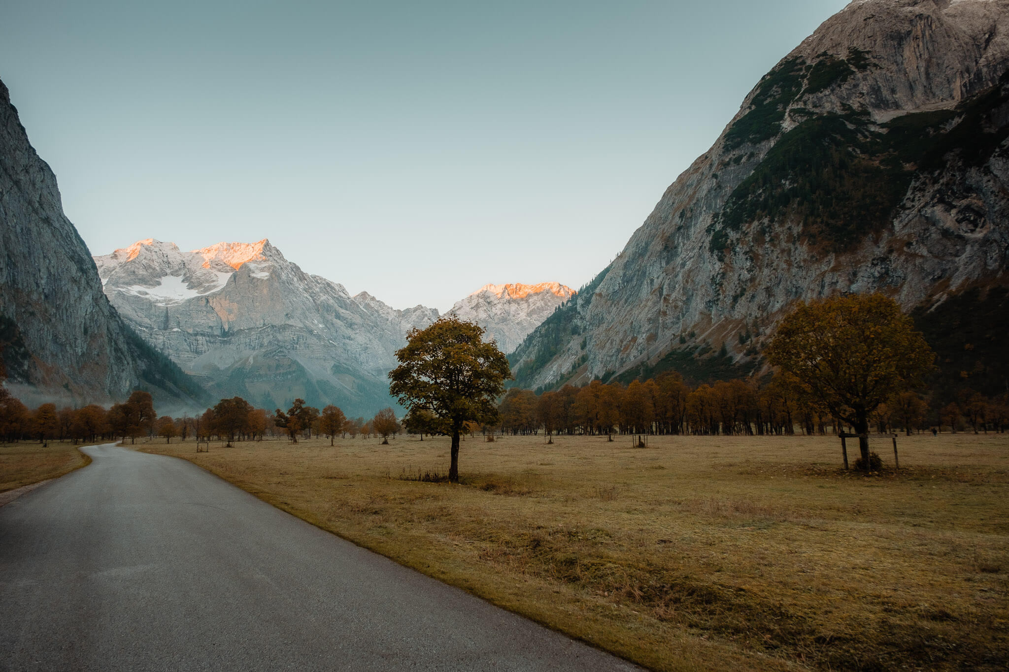 Der Ahornboden Der Große und der Kleine Ahornboden sind beides Almböden mit alten Ahornbeständen, die sich im Herbst wunderschön verfärben. Sie liegen in Tirol in Österreich und sind Teil eines tirolerisch-bayrischen Landschafts- und Naturschutzgebiets.